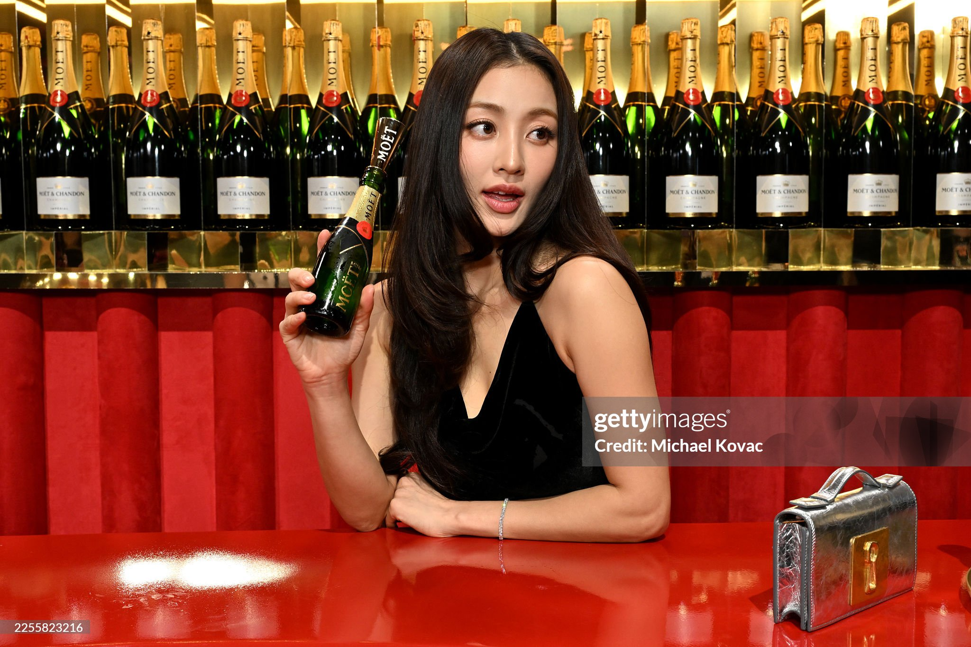 Ngạc nhi&ecirc;n chưa: Đối thủ Lisa đi dự Quả Cầu V&agrave;ng m&agrave;... chẳng ai biết!- Ảnh 7.