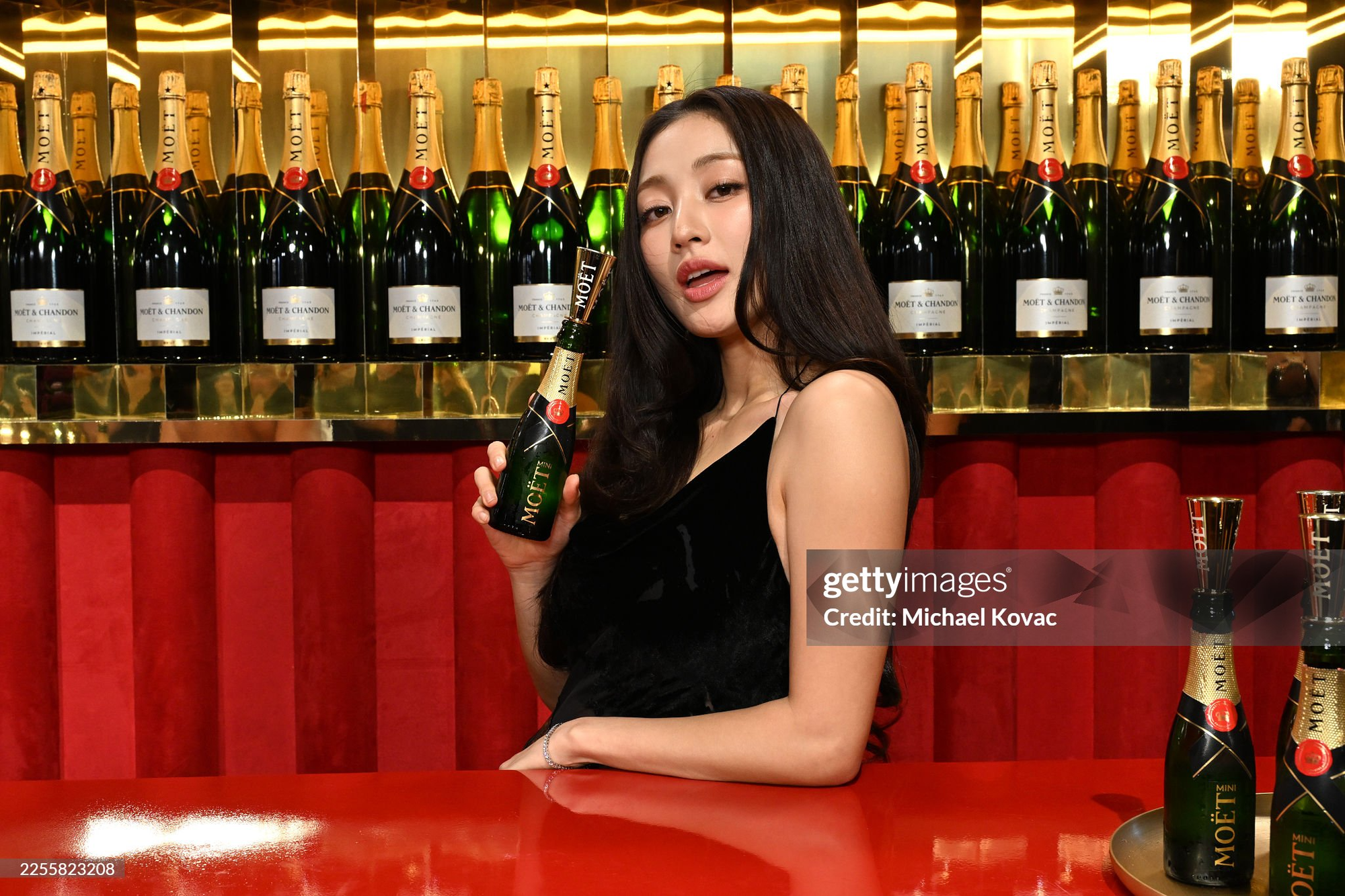 Ngạc nhi&ecirc;n chưa: Đối thủ Lisa đi dự Quả Cầu V&agrave;ng m&agrave;... chẳng ai biết!- Ảnh 8.