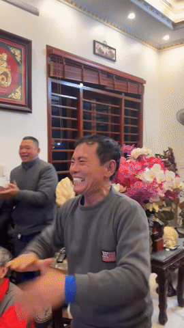 Viral loạt video người dân Việt Nam ăn mừng bàn thắng của Đình Bắc, khi U90 cổ vũ U23 cực đáng yêu!- Ảnh 2. Viral loạt video người dân Việt Nam ăn mừng bàn thắng của Đình Bắc, khi U90 cổ vũ U23 cực đáng yêu!- Ảnh 2.