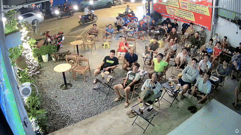 Viral loạt video người dân Việt Nam ăn mừng bàn thắng của Đình Bắc, khi U90 cổ vũ U23 cực đáng yêu!- Ảnh 3. Viral loạt video người dân Việt Nam ăn mừng bàn thắng của Đình Bắc, khi U90 cổ vũ U23 cực đáng yêu!- Ảnh 3.