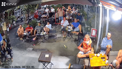 Viral loạt video người dân Việt Nam ăn mừng bàn thắng của Đình Bắc, khi U90 cổ vũ U23 cực đáng yêu!- Ảnh 4. Viral loạt video người dân Việt Nam ăn mừng bàn thắng của Đình Bắc, khi U90 cổ vũ U23 cực đáng yêu!- Ảnh 4.