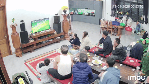 Viral loạt video người dân Việt Nam ăn mừng bàn thắng của Đình Bắc, khi U90 cổ vũ U23 cực đáng yêu!- Ảnh 5. Viral loạt video người dân Việt Nam ăn mừng bàn thắng của Đình Bắc, khi U90 cổ vũ U23 cực đáng yêu!- Ảnh 5.