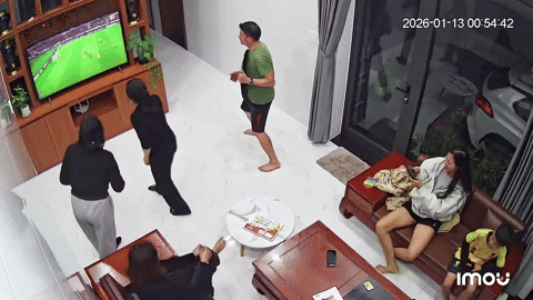 Viral loạt video người dân Việt Nam ăn mừng bàn thắng của Đình Bắc, khi U90 cổ vũ U23 cực đáng yêu!- Ảnh 1. Viral loạt video người dân Việt Nam ăn mừng bàn thắng của Đình Bắc, khi U90 cổ vũ U23 cực đáng yêu!- Ảnh 1.