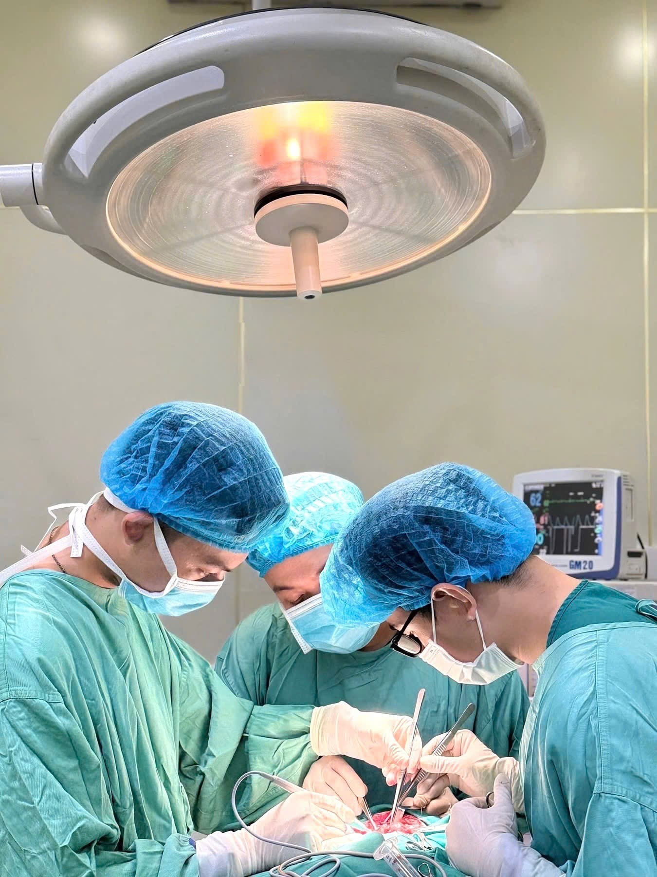 Chủ quan với vết lo&eacute;t nhỏ, người đ&agrave;n &ocirc;ng mắc ung thư lưỡi- Ảnh 1.