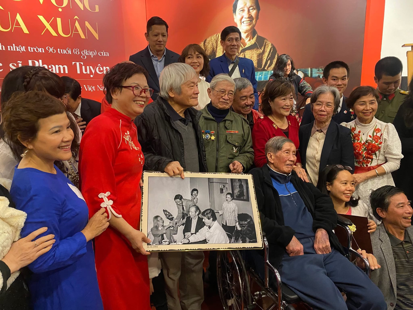 Nhạc sĩ Phạm Tuy&ecirc;n bước sang tuổi 97 gần như kh&ocirc;ng thể n&oacute;i, chỉ giao tiếp bằng mắt- Ảnh 1.