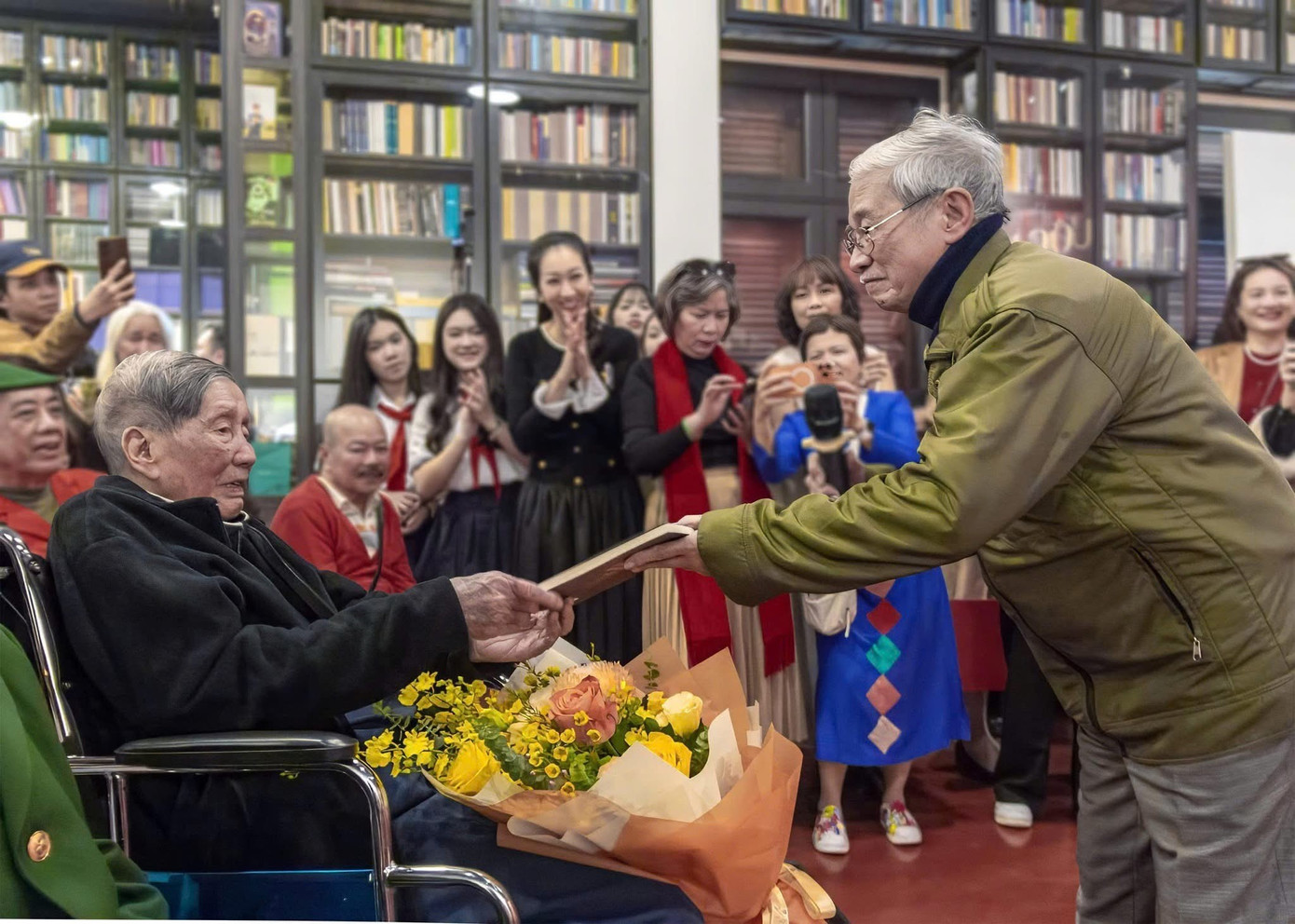 Nhạc sĩ Phạm Tuy&ecirc;n bước sang tuổi 97 gần như kh&ocirc;ng thể n&oacute;i, chỉ giao tiếp bằng mắt- Ảnh 5.