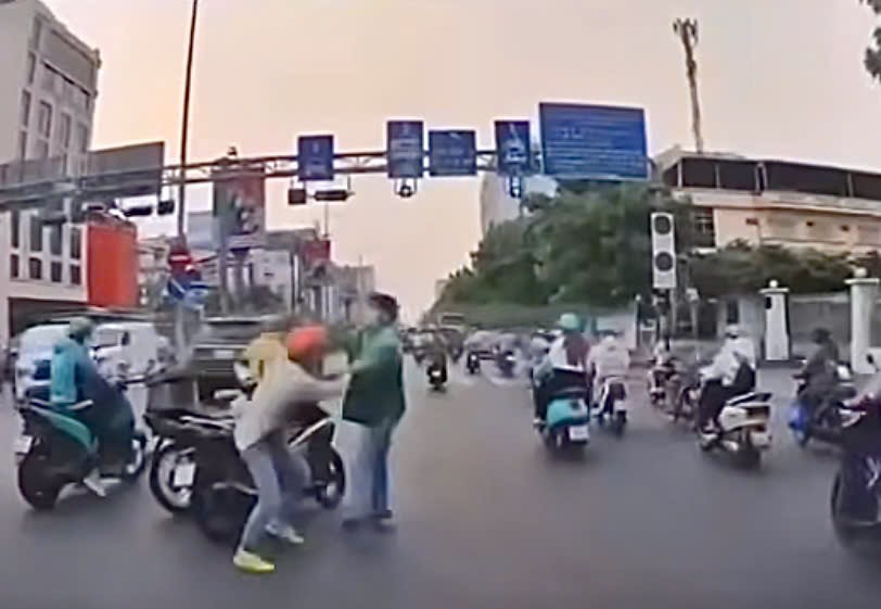 C&ocirc;ng an ở TPHCM x&aacute;c minh vụ d&ugrave;ng mũ bảo hiểm đ&aacute;nh nhau giữa đường- Ảnh 1.