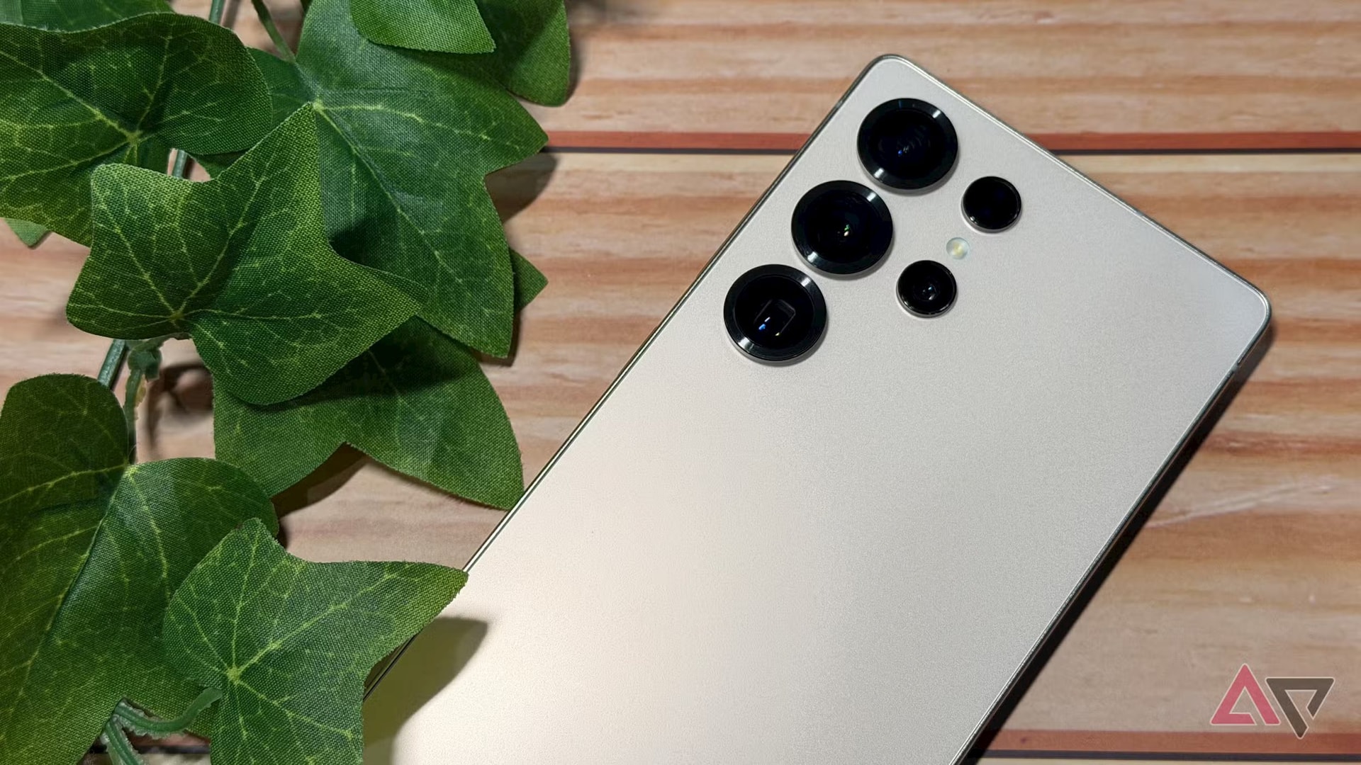 Ph&oacute;ng vi&ecirc;n c&ocirc;ng nghệ: "Từng ch&ecirc; Galaxy S25 Ultra thậm tệ, t&ocirc;i bất ngờ chuyển sang khen sau 1 năm sử dụng"- Ảnh 1.