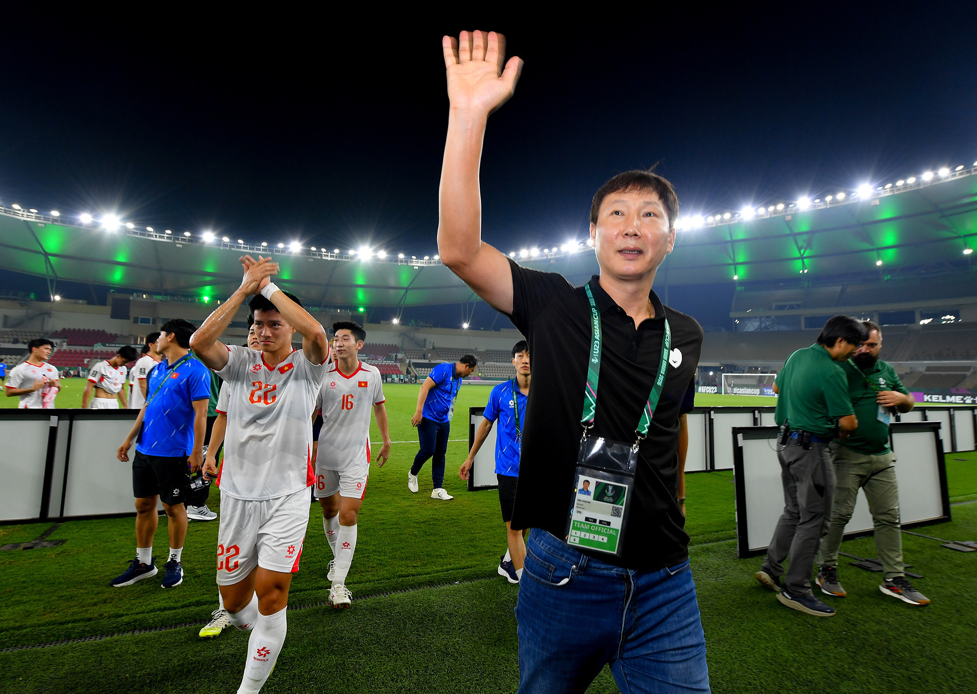 Đ&igrave;nh Bắc cầm Iphone m&agrave;u cam gọi cho ai?- Ảnh 6.