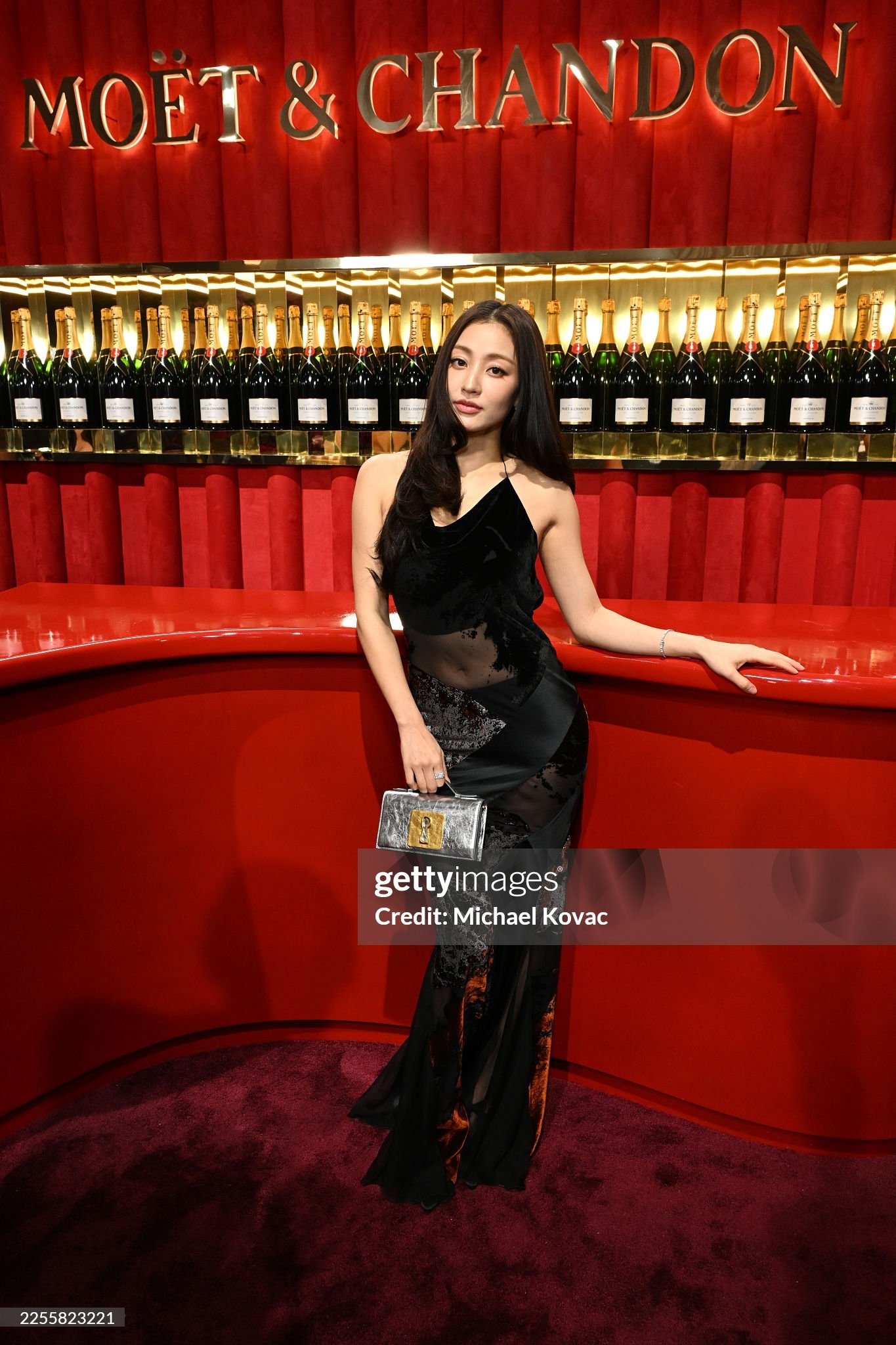 Ngạc nhi&ecirc;n chưa: Đối thủ Lisa đi dự Quả Cầu V&agrave;ng m&agrave;... chẳng ai biết!- Ảnh 3.