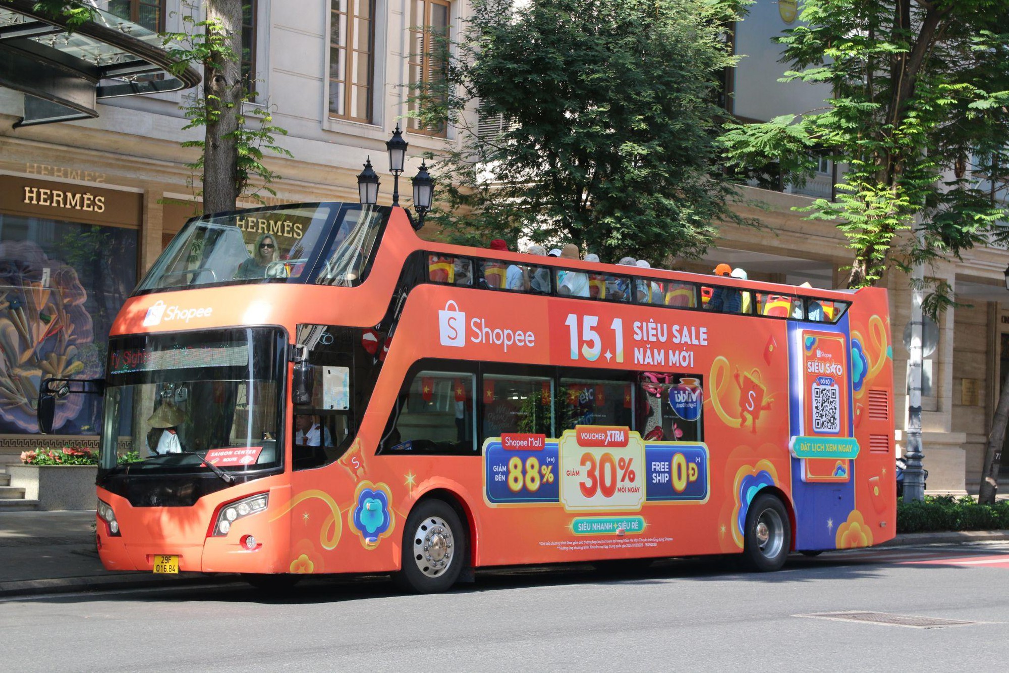 Đ&oacute;n 2026, Shopee &ldquo;chịu chơi&rdquo; với bao l&igrave; x&igrave; khổng lồ phủ s&oacute;ng khắp phố- Ảnh 2.