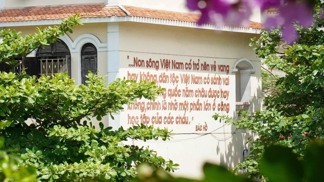 Nam MC từng bị ung thư m&aacute;u về thăm trường cũ sau 20 năm, thấy t&ecirc;n trường l&agrave; đủ kết luận: "Anh n&agrave;y học giỏi"- Ảnh 7.