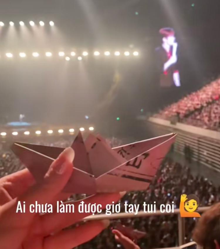 Si&ecirc;u concert bị nghi h&uacute;t hết "vận kh&iacute;": Y&ecirc;u cầu kh&aacute;n giả mang một nắm đất v&agrave; khai địa chỉ, nhưng chi tiết n&agrave;y mới đ&aacute;ng sợ nhất- Ảnh 6.