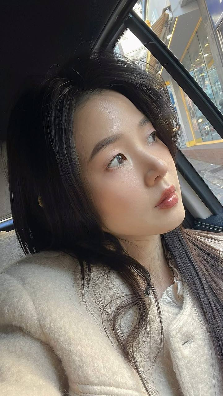 Midu đeo t&uacute;i 800 triệu nhưng thứ g&acirc;y ch&uacute; &yacute; lại l&agrave; l&agrave;n da tuổi 36- Ảnh 13.