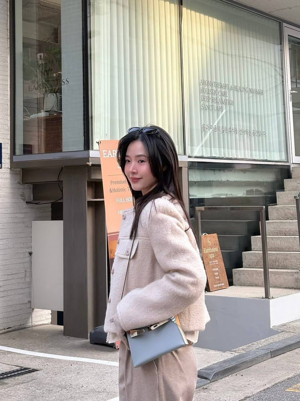 Midu đeo t&uacute;i 800 triệu nhưng thứ g&acirc;y ch&uacute; &yacute; lại l&agrave; l&agrave;n da tuổi 36- Ảnh 2.