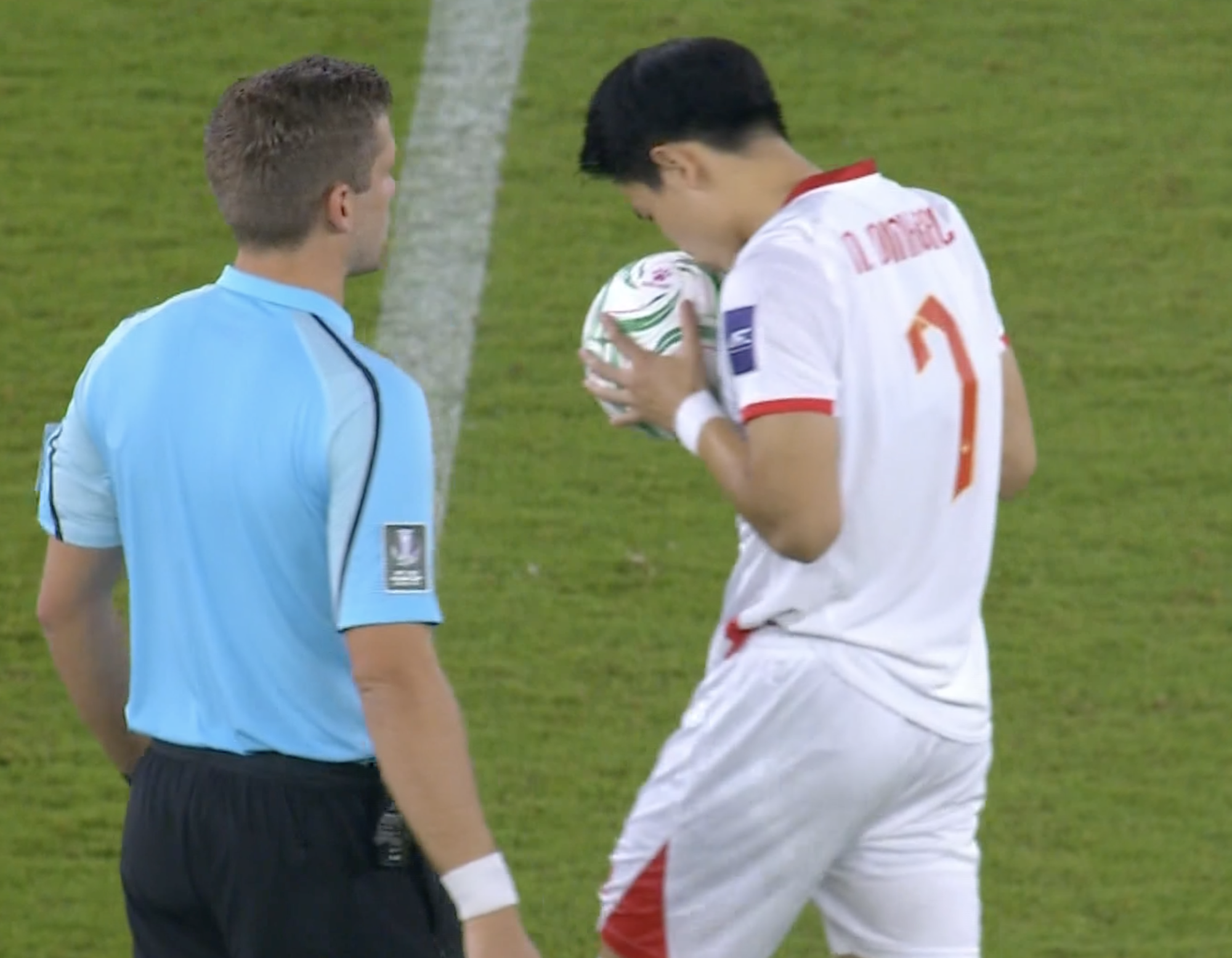 Hotboy U23 Việt Nam Đ&igrave;nh Bắc cứ h&ocirc;n b&oacute;ng l&agrave; ghi b&agrave;n, quỳ lạy cũng viral khắp c&otilde;i mạng!- Ảnh 1.