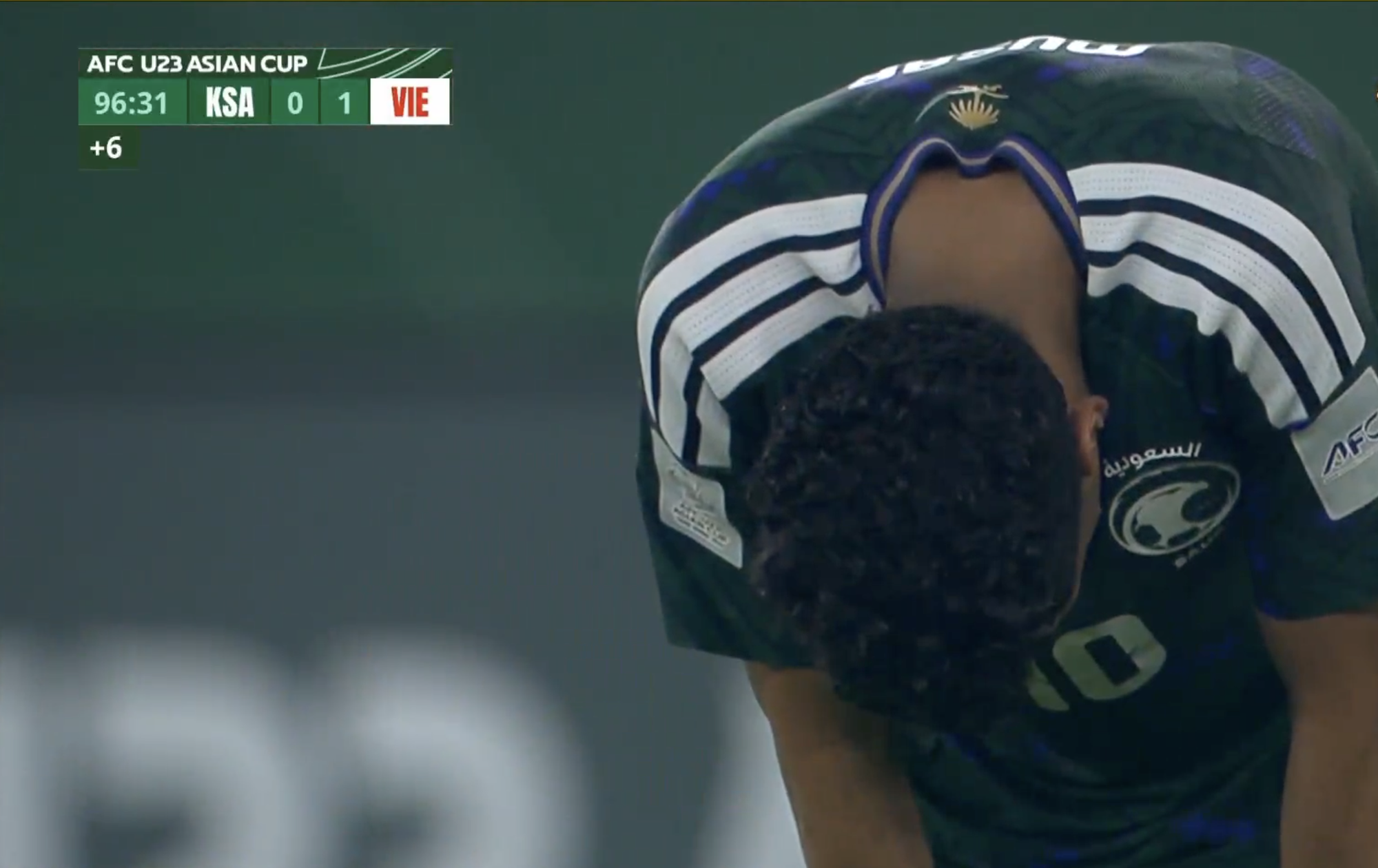 Đẹp hơn cả chiến thắng: Đ&igrave;nh Bắc c&ugrave;ng d&agrave;n sao U23 Việt Nam chụm đầu an ủi đội trưởng Saudi Arabia đang kh&oacute;c nức nở- Ảnh 3.