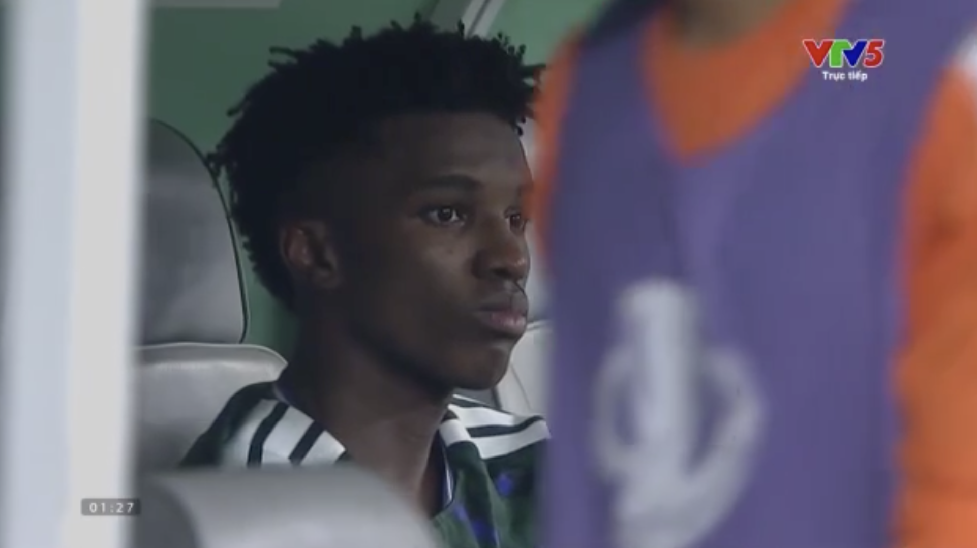 Đẹp hơn cả chiến thắng: Đ&igrave;nh Bắc c&ugrave;ng d&agrave;n sao U23 Việt Nam chụm đầu an ủi đội trưởng Saudi Arabia đang kh&oacute;c nức nở- Ảnh 4.