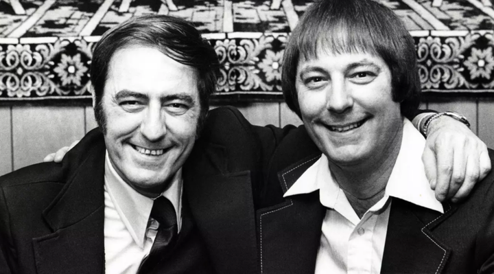 Bị chia cắt 39 năm từ l&uacute;c lọt l&ograve;ng, cặp song sinh sống cuộc đời giống nhau đến lạ l&ugrave;ng- Ảnh 2.