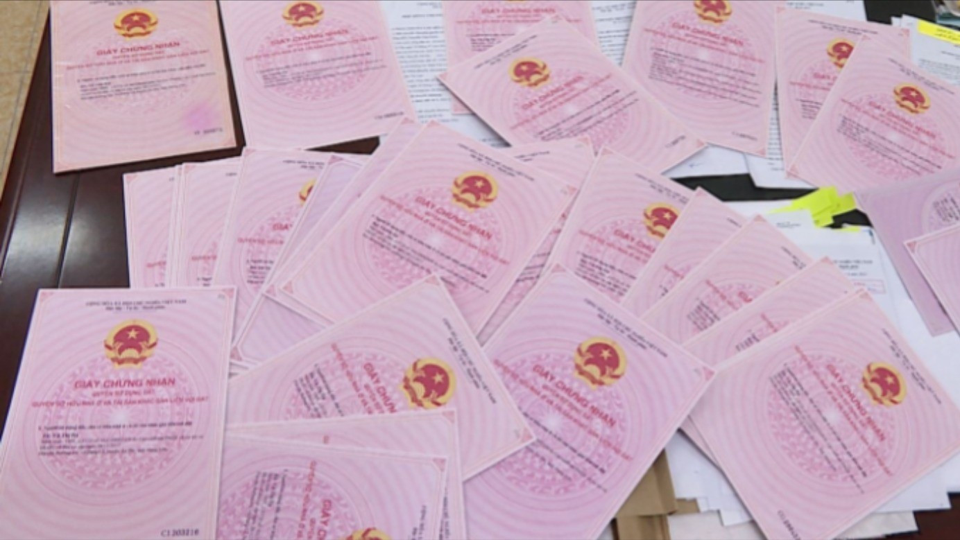 Người d&acirc;n c&oacute; sổ trắng, sổ xanh được cấp đổi sang sổ đỏ theo quy định mới- Ảnh 1.