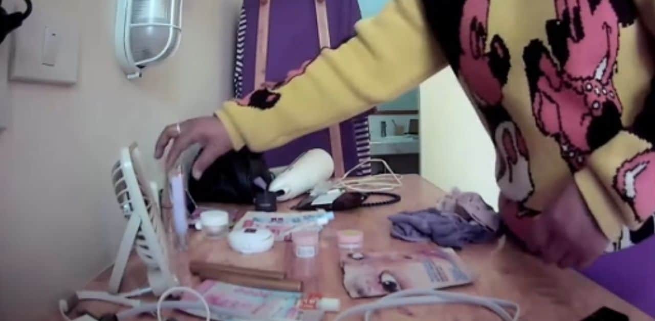 Để camera giấu k&iacute;n ở resort, khi quay lại người phụ nữ cho&aacute;ng v&aacute;ng với h&agrave;nh động của nh&acirc;n vi&ecirc;n- Ảnh 1.