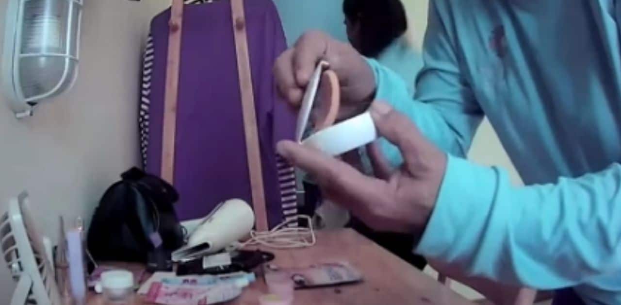 Để camera giấu k&iacute;n ở resort, khi quay lại người phụ nữ cho&aacute;ng v&aacute;ng với h&agrave;nh động của nh&acirc;n vi&ecirc;n- Ảnh 3.