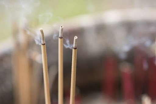 Thắp hương 1 n&eacute;n hay 3 n&eacute;n mới l&agrave; đ&uacute;ng? Chuy&ecirc;n gia đưa ra giải th&iacute;ch chi tiết
- Ảnh 3.