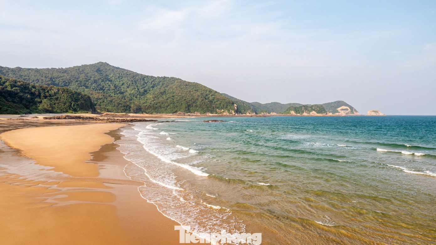 Độc lạ h&ograve;n đảo ngắm ho&agrave;ng h&ocirc;n, b&igrave;nh minh ở Quảng Ninh- Ảnh 3.