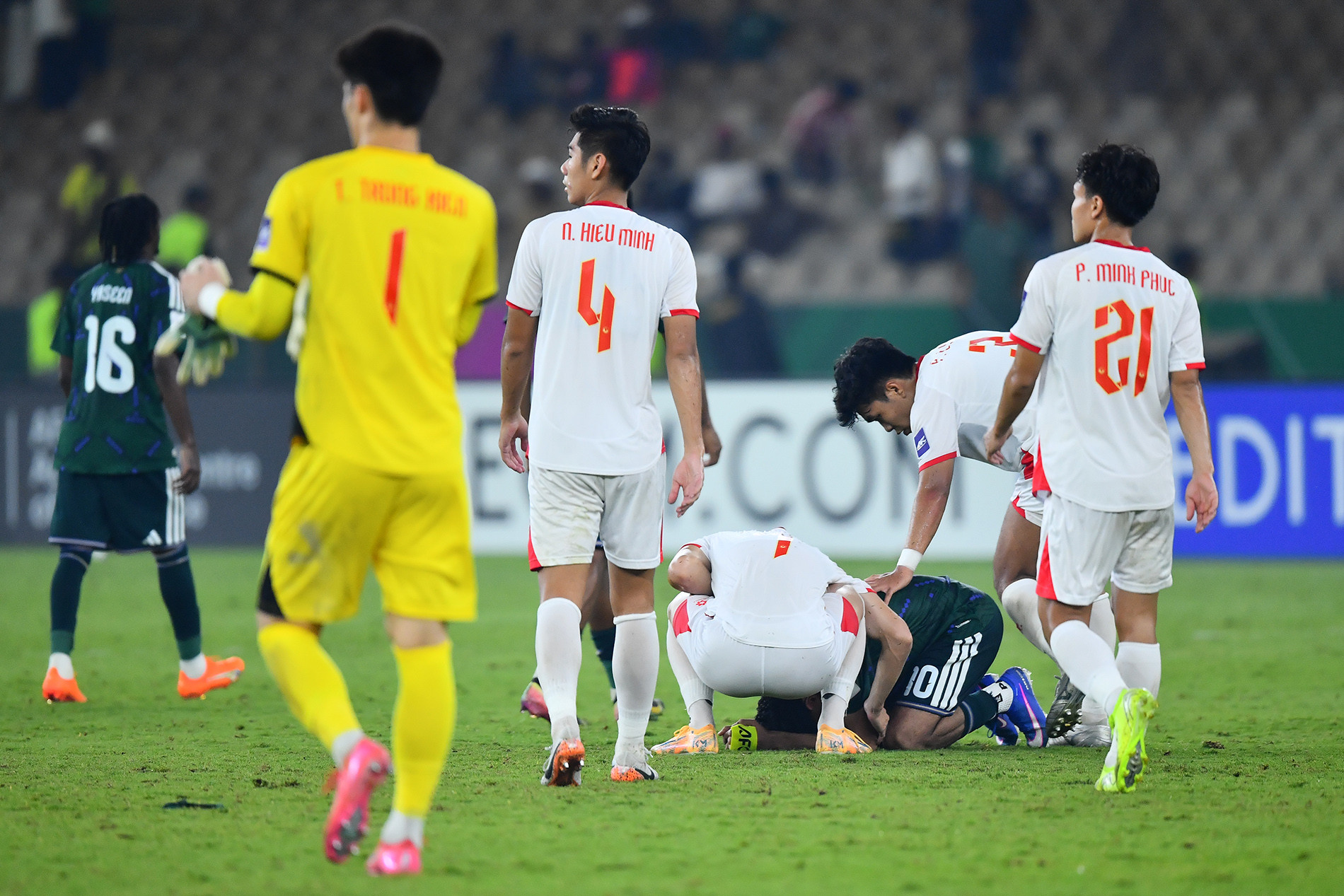 Đ&igrave;nh Bắc cầm Iphone m&agrave;u cam gọi cho ai?- Ảnh 10.