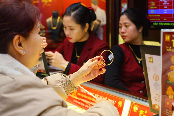 Gi&aacute; v&agrave;ng h&ocirc;m nay 13/1: Cao nhất lịch sử, vượt 4.600 USD/ounce- Ảnh 1.