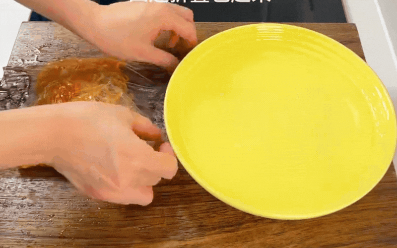 X&uacute;c x&iacute;ch chi&ecirc;n xưa rồi, giới trẻ đang "ph&aacute;t cuồng" với m&oacute;n burger x&uacute;c x&iacute;ch ng&agrave;n lớp vừa lạ vừa quen n&agrave;y- Ảnh 12.