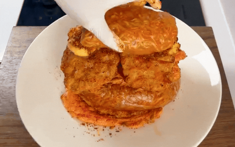 X&uacute;c x&iacute;ch chi&ecirc;n xưa rồi, giới trẻ đang "ph&aacute;t cuồng" với m&oacute;n burger x&uacute;c x&iacute;ch ng&agrave;n lớp vừa lạ vừa quen n&agrave;y- Ảnh 15.