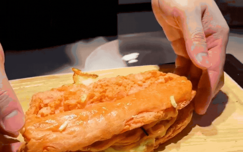 X&uacute;c x&iacute;ch chi&ecirc;n xưa rồi, giới trẻ đang "ph&aacute;t cuồng" với m&oacute;n burger x&uacute;c x&iacute;ch ng&agrave;n lớp vừa lạ vừa quen n&agrave;y- Ảnh 21.