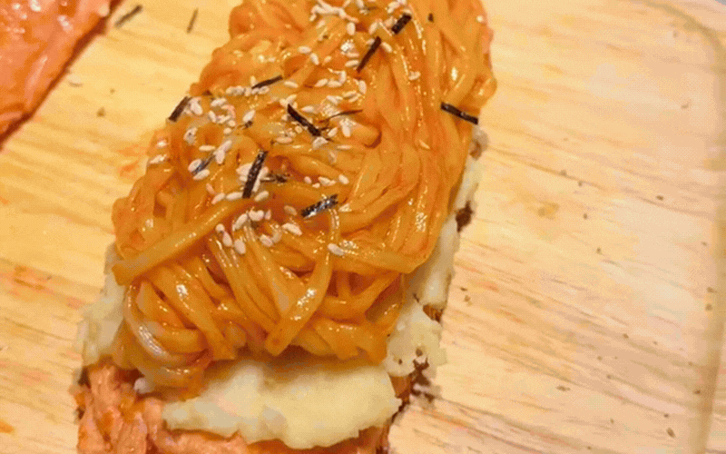 X&uacute;c x&iacute;ch chi&ecirc;n xưa rồi, giới trẻ đang "ph&aacute;t cuồng" với m&oacute;n burger x&uacute;c x&iacute;ch ng&agrave;n lớp vừa lạ vừa quen n&agrave;y- Ảnh 20.