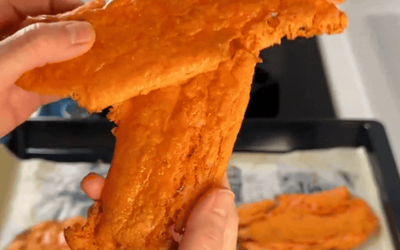 X&uacute;c x&iacute;ch chi&ecirc;n xưa rồi, giới trẻ đang "ph&aacute;t cuồng" với m&oacute;n burger x&uacute;c x&iacute;ch ng&agrave;n lớp vừa lạ vừa quen n&agrave;y- Ảnh 8.