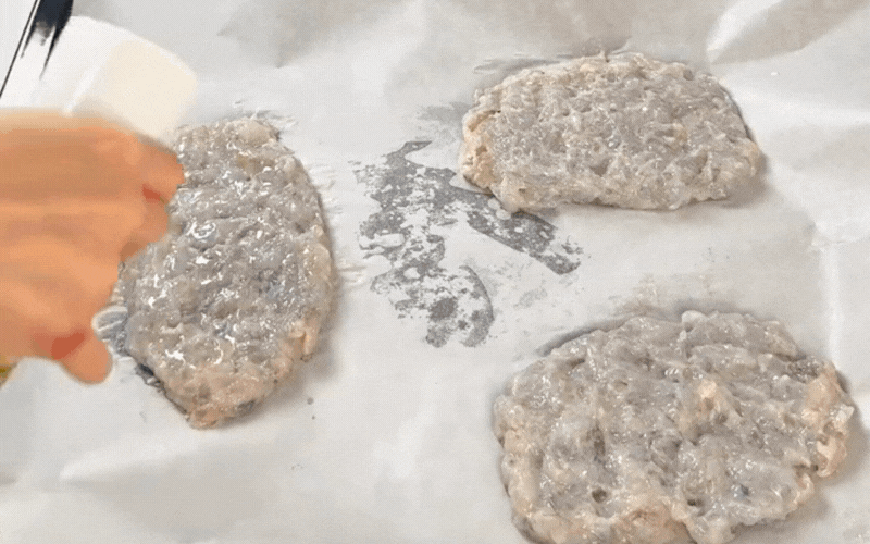 X&uacute;c x&iacute;ch chi&ecirc;n xưa rồi, giới trẻ đang "ph&aacute;t cuồng" với m&oacute;n burger x&uacute;c x&iacute;ch ng&agrave;n lớp vừa lạ vừa quen n&agrave;y- Ảnh 9.