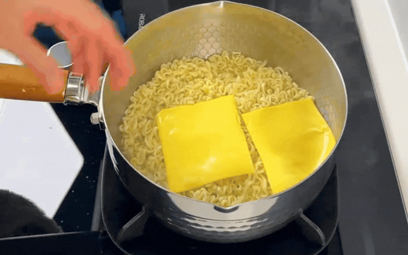 X&uacute;c x&iacute;ch chi&ecirc;n xưa rồi, giới trẻ đang "ph&aacute;t cuồng" với m&oacute;n burger x&uacute;c x&iacute;ch ng&agrave;n lớp vừa lạ vừa quen n&agrave;y- Ảnh 10.