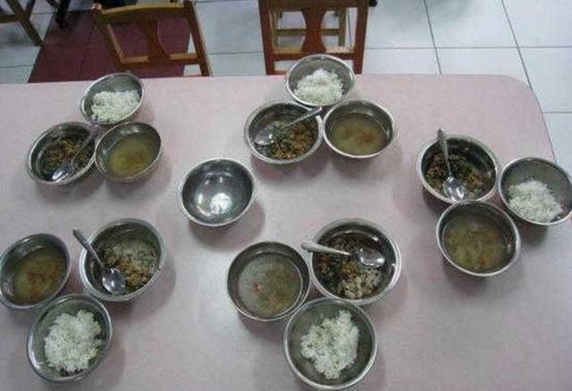 C&ocirc; gi&aacute;o đăng bức ảnh bữa ăn trưa l&ecirc;n nh&oacute;m chat, phụ huynh sốc, l&agrave;m lớn chuyện!- Ảnh 1.