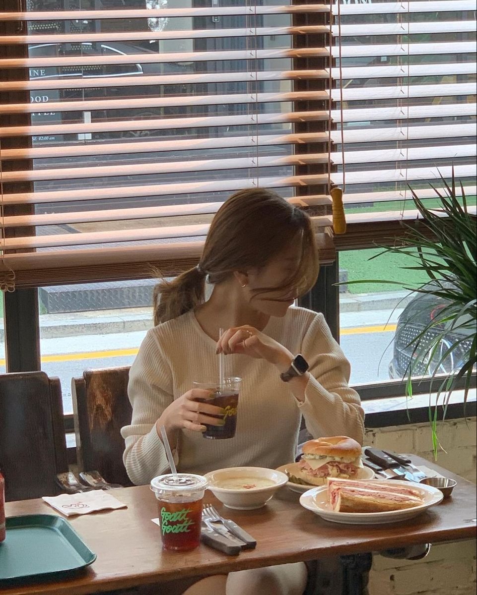 Ti&ecirc;u tiền kiểu n&agrave;y th&igrave; hết tiền kh&ocirc;ng oan, ăn c&ograve;n kh&ocirc;ng đủ chứ n&oacute;i g&igrave; mua nh&agrave; tậu xe- Ảnh 4.