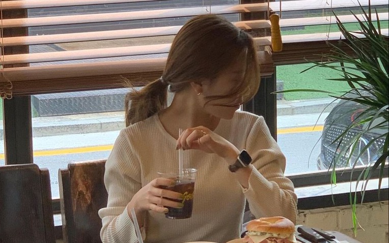 Ti&ecirc;u tiền kiểu n&agrave;y th&igrave; hết tiền kh&ocirc;ng oan, ăn c&ograve;n kh&ocirc;ng đủ chứ n&oacute;i g&igrave; mua nh&agrave; tậu xe- Ảnh 1.