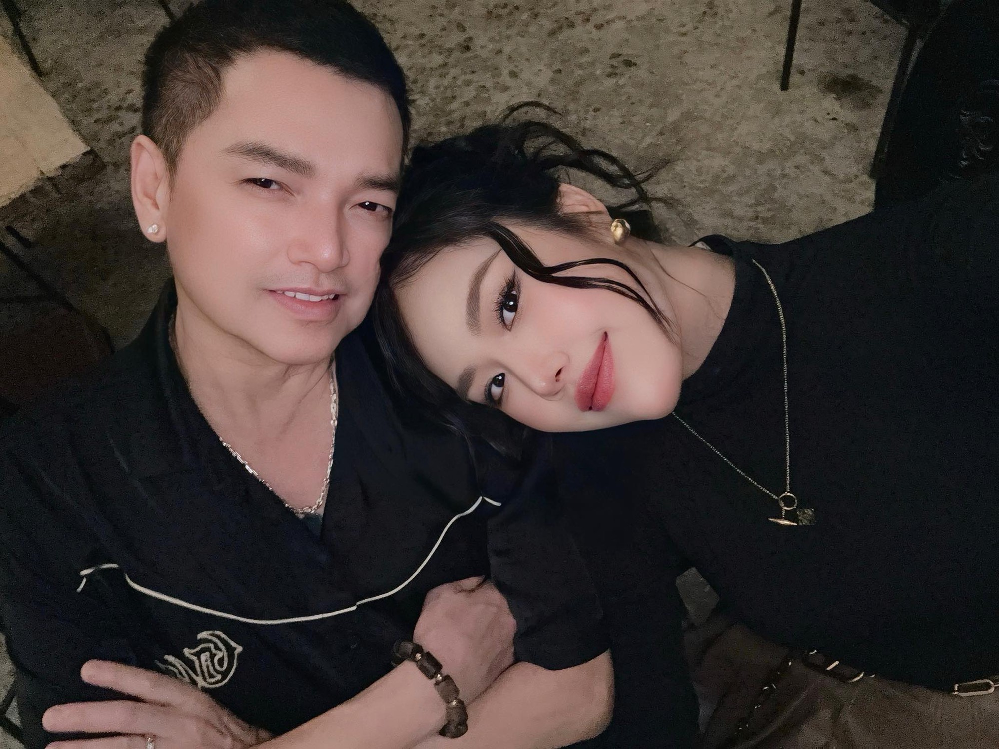 Sao nam Vbiz lấy vợ k&eacute;m 37 tuổi, vừa h&agrave;o ph&oacute;ng tặng nửa kia cuốn sổ đỏ- Ảnh 4.