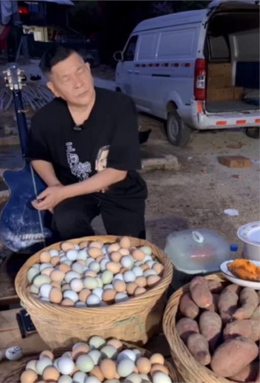 Nam diễn vi&ecirc;n cả nước biết mặt ph&aacute; sản v&igrave; m&oacute;n nợ 191 tỷ, nay về qu&ecirc; b&aacute;n trứng, tr&aacute;i c&acirc;y đầy chua x&oacute;t- Ảnh 4.