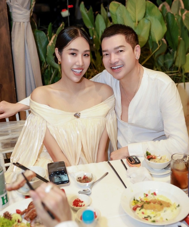 Sao nam Vbiz lấy vợ k&eacute;m 37 tuổi, vừa h&agrave;o ph&oacute;ng tặng nửa kia cuốn sổ đỏ- Ảnh 8.