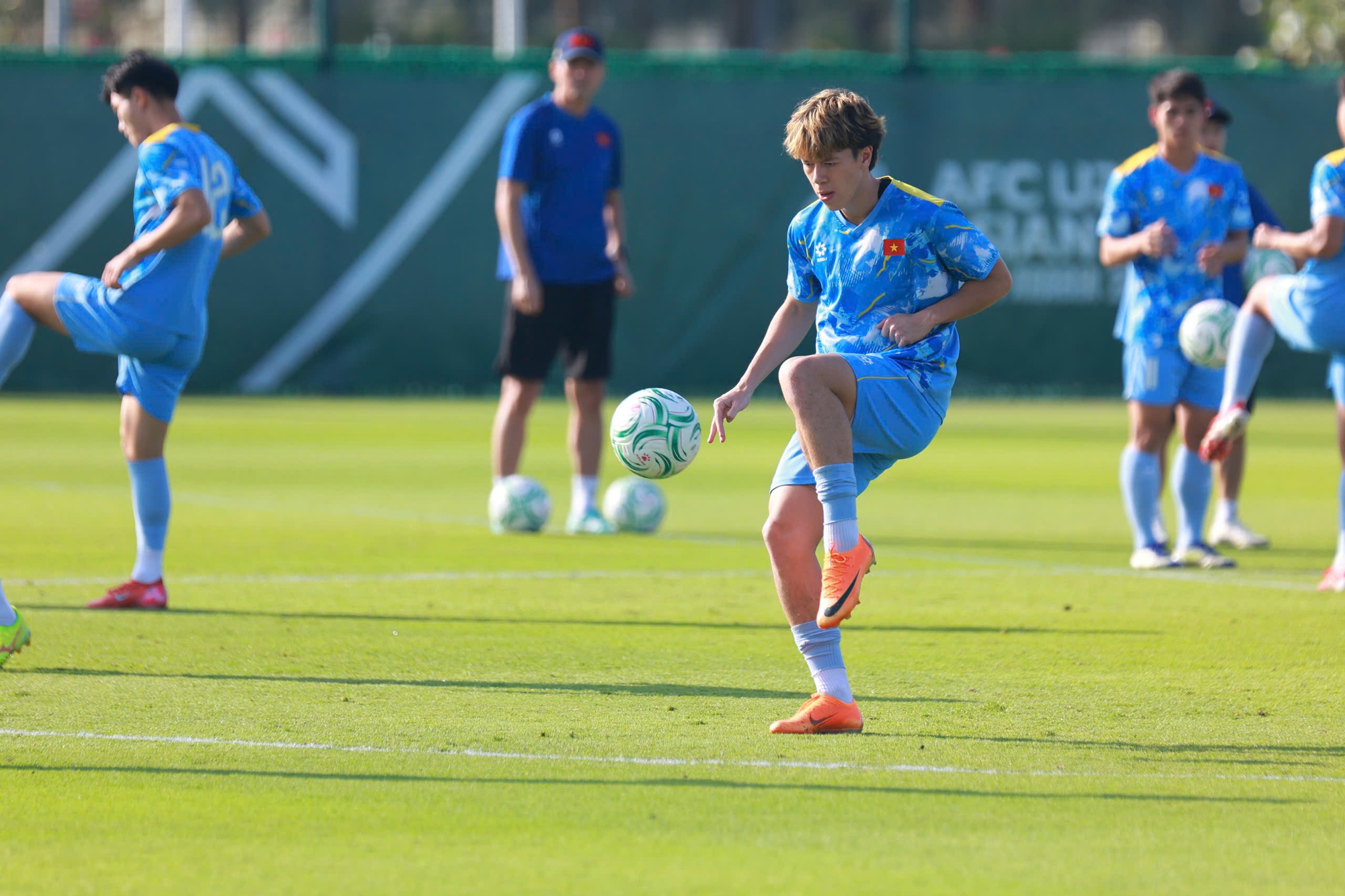 Đ&igrave;nh Bắc v&agrave; "Lamine Yamal xứ Thanh" Văn Thuận tập ri&ecirc;ng trước trận tứ kết U23 ch&acirc;u &Aacute;- Ảnh 6.