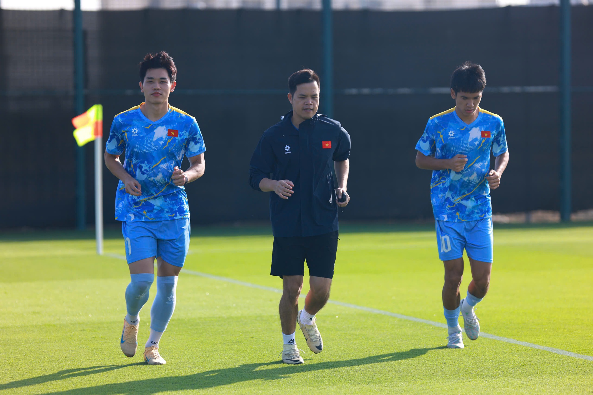 Đ&igrave;nh Bắc v&agrave; "Lamine Yamal xứ Thanh" Văn Thuận tập ri&ecirc;ng trước trận tứ kết U23 ch&acirc;u &Aacute;- Ảnh 1.