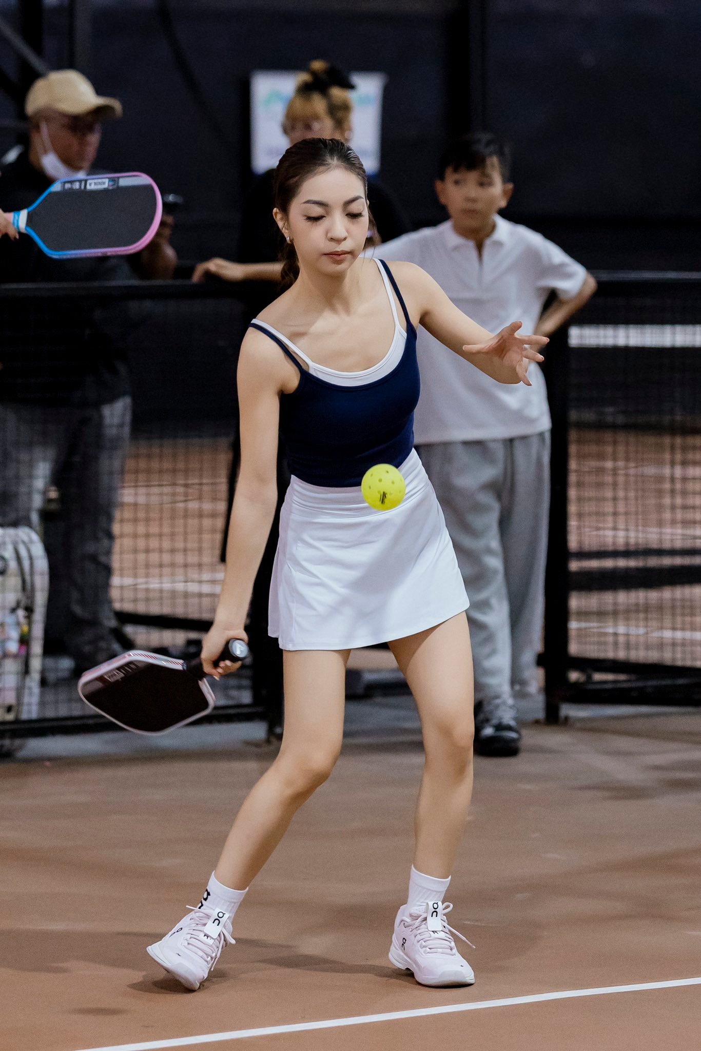 Visual trắng ph&aacute;t s&aacute;ng tr&ecirc;n s&acirc;n pickleball của Nhật L&ecirc;- Ảnh 7.