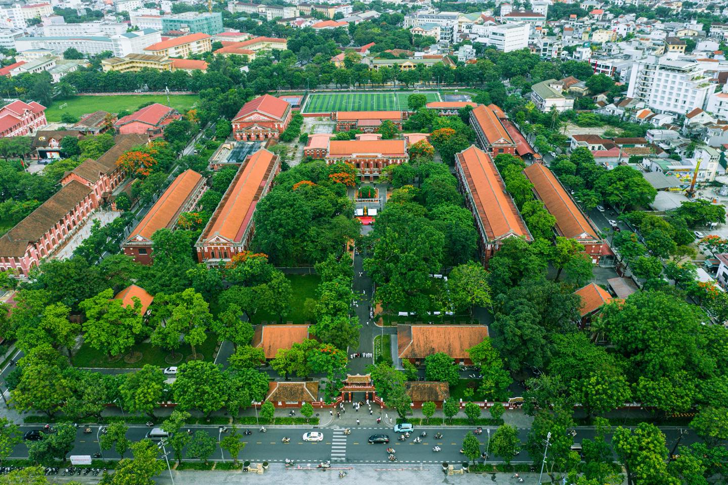 Ở Việt Nam, c&oacute; một ng&ocirc;i trường duy nhất được c&ocirc;ng nhận l&agrave; di t&iacute;ch lịch sử quốc gia đặc biệt- Ảnh 1.