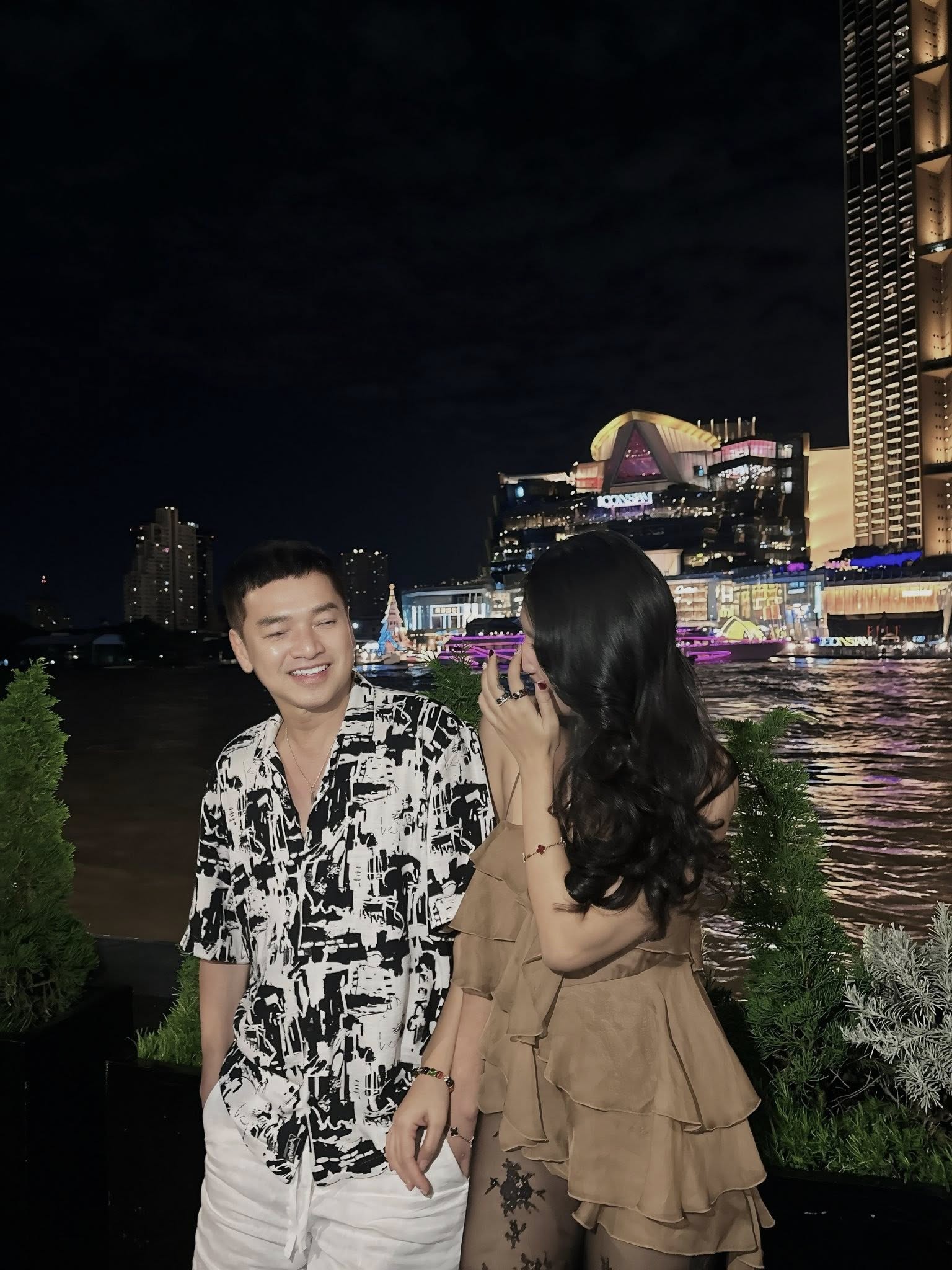 Sao nam Vbiz lấy vợ k&eacute;m 37 tuổi, vừa h&agrave;o ph&oacute;ng tặng nửa kia cuốn sổ đỏ- Ảnh 2.