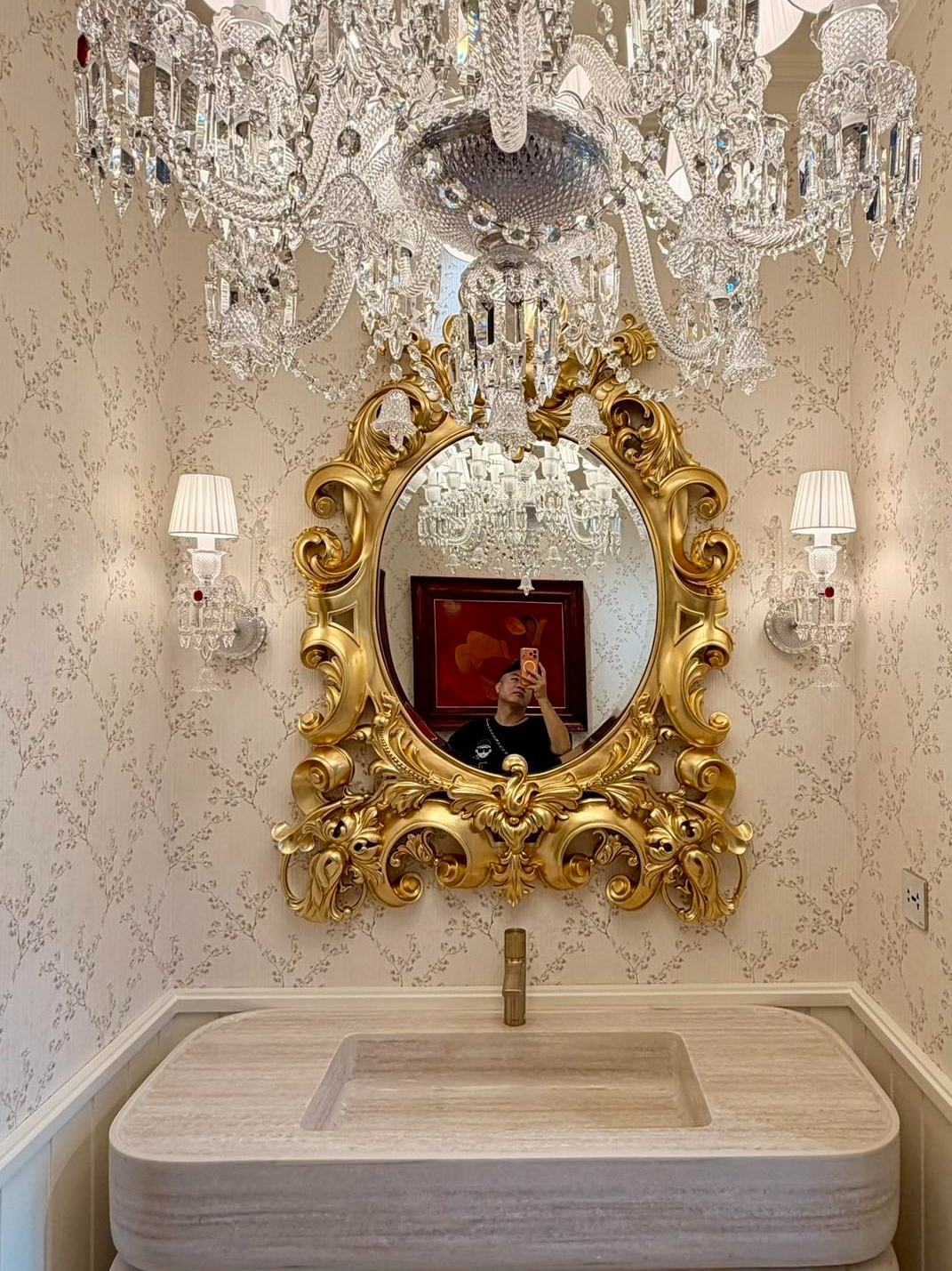 Cả showbiz c&oacute; đ&uacute;ng 1 người: Nu&ocirc;i 10 người con kh&ocirc;ng c&ugrave;ng huyết thống, ở biệt thự 