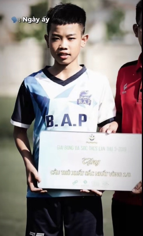 Đ&igrave;nh Bắc năm 14 tuổi 1m50 bị l&ograve; SLNA loại v&igrave; 